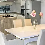 3 Bedroom Amazing In Holiday home