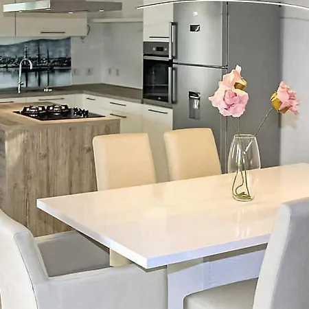 3 Bedroom Amazing In Casa de Férias