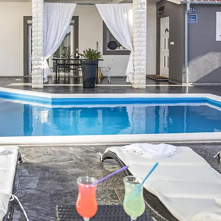 3 Bedroom Amazing In Casa de Férias Vodice