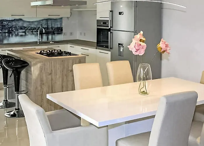 3 Bedroom Amazing In Holiday home